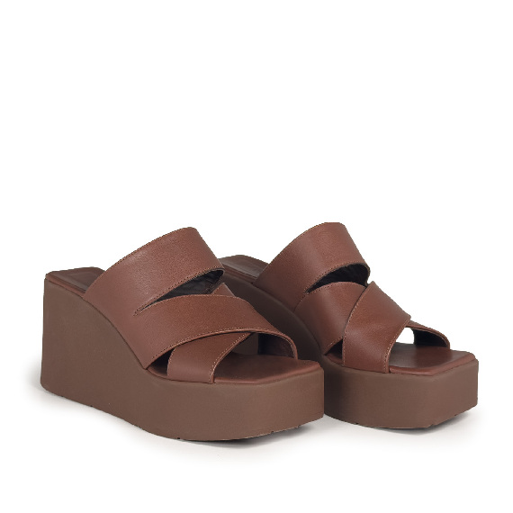 K10_Block<br>Wedge sandal with straps ebony