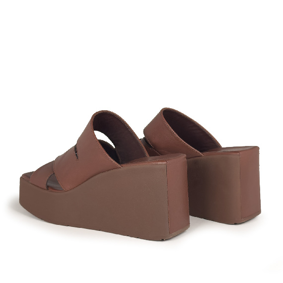 K10_Block<br>Wedge sandal with straps ebony
