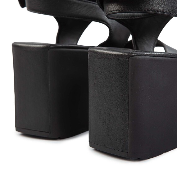 K10_Block<br>Wedge sandal black with ankle strap