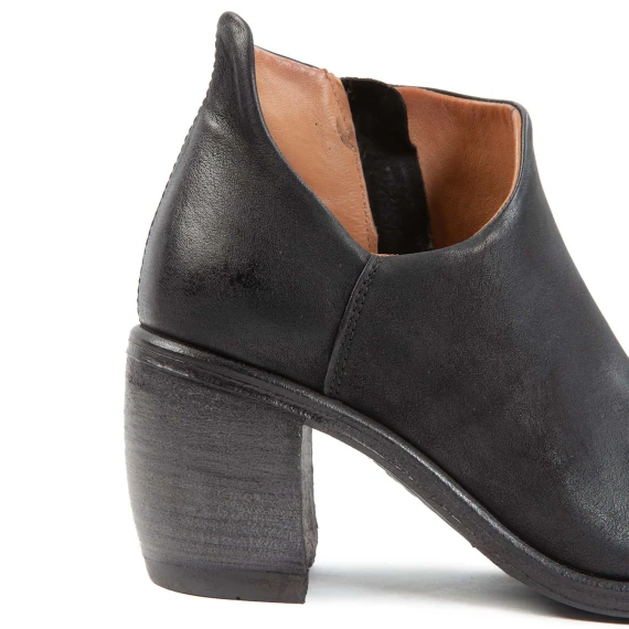 accollato RITHM in pelle nera