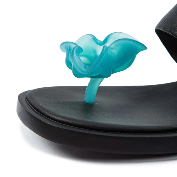 infradito nero con fiore celeste