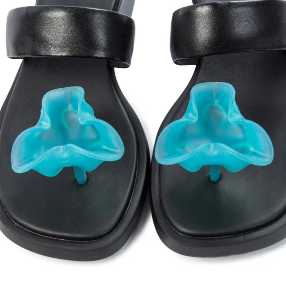 infradito nero con fiore celeste