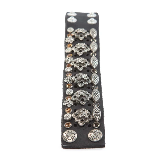 bracciale alto con borchie in pelle nera
