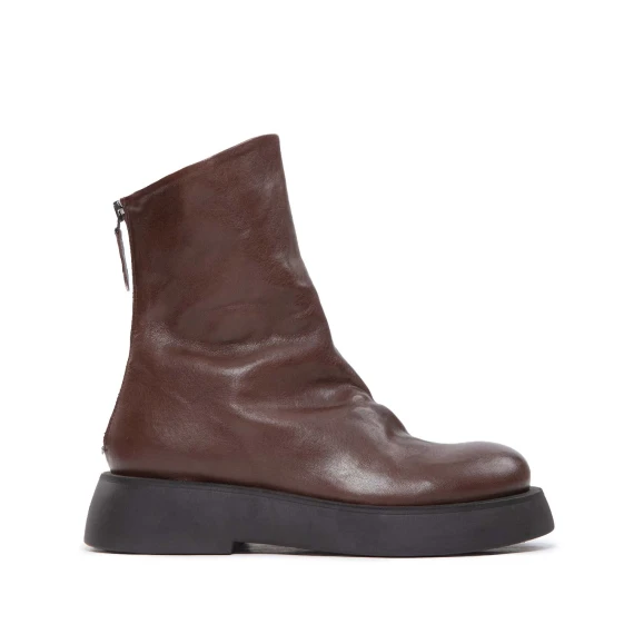 biker in pelle testa di moro