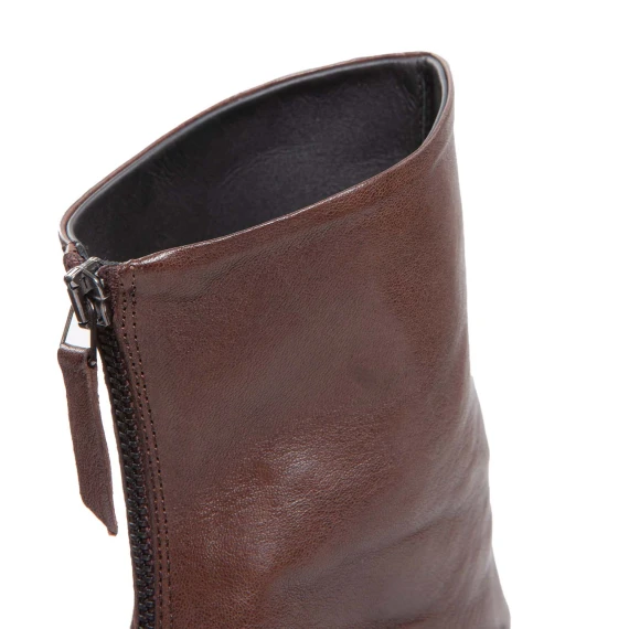 biker in pelle testa di moro