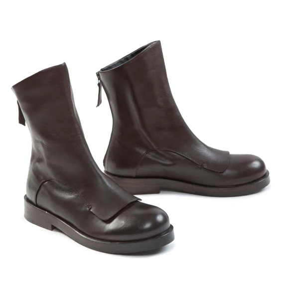 biker con ghetta in pelle amaranto