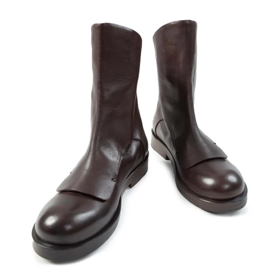 biker con ghetta in pelle amaranto