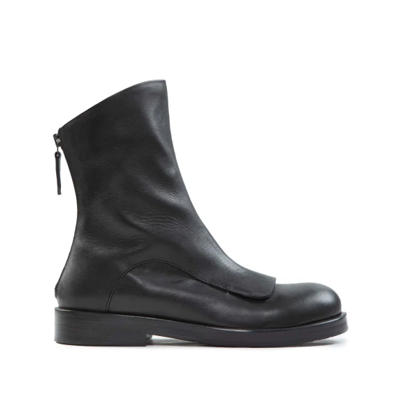 biker con ghetta in pelle nera