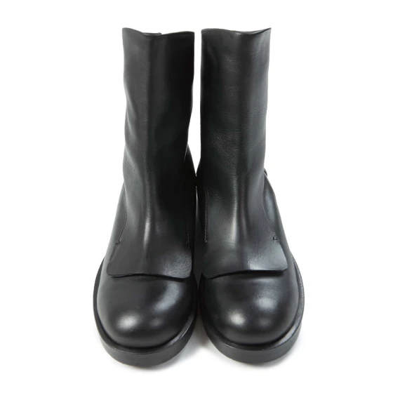 biker con ghetta in pelle nera