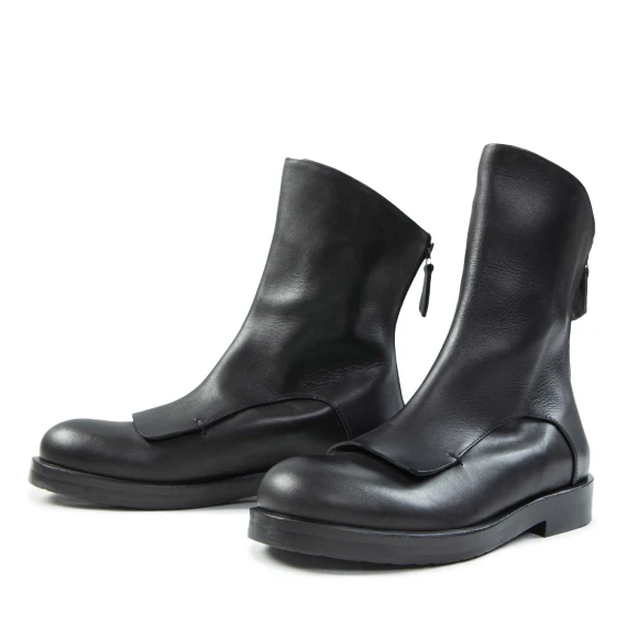 biker con ghetta in pelle nera