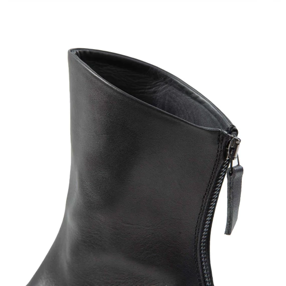 biker con ghetta in pelle nera