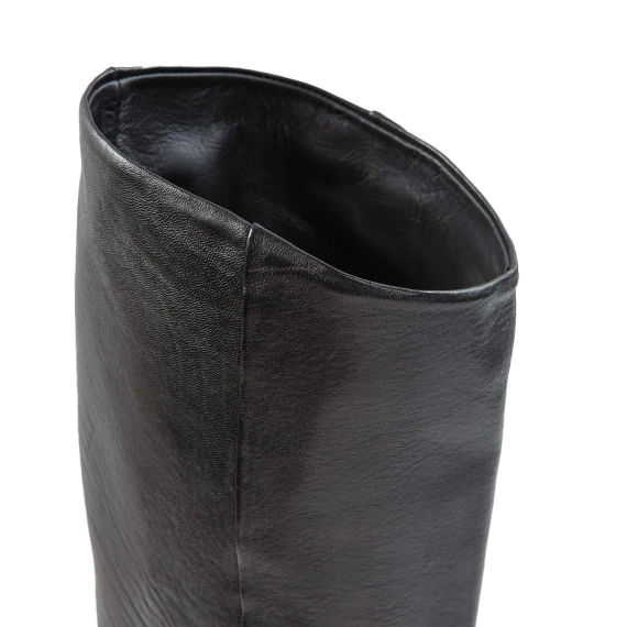 stivali con tacco inglobato in pelle nera