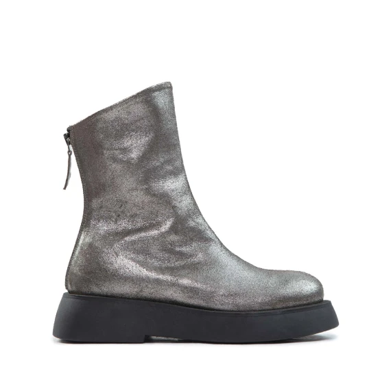 biker in pelle grigio asfalto