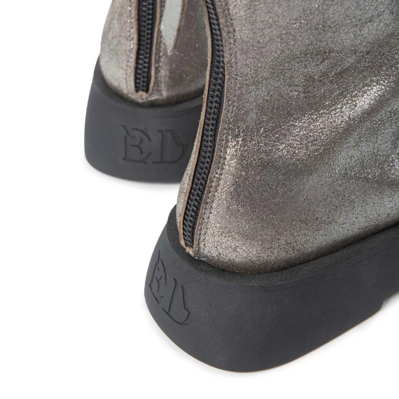 biker in pelle grigio asfalto