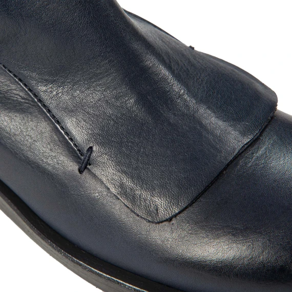 biker con ghetta in pelle blu