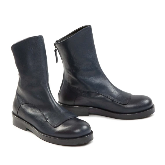 biker con ghetta in pelle blu