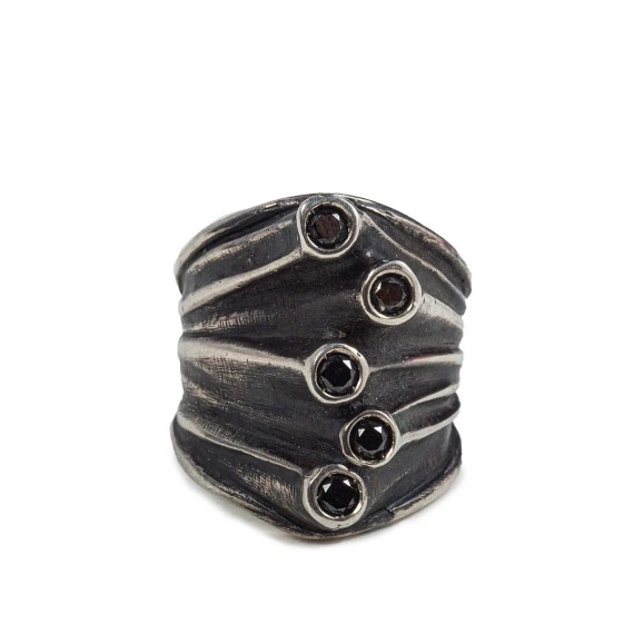 anello con diamanti neri