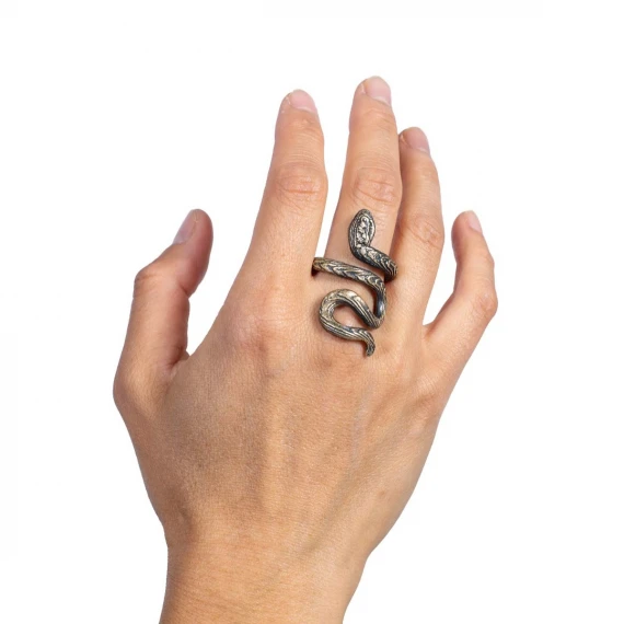 anello con serpente in bronzo