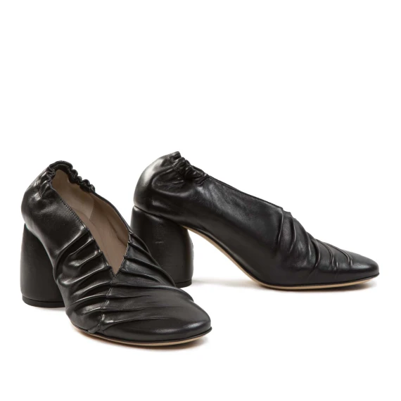 decollete in pelle nera