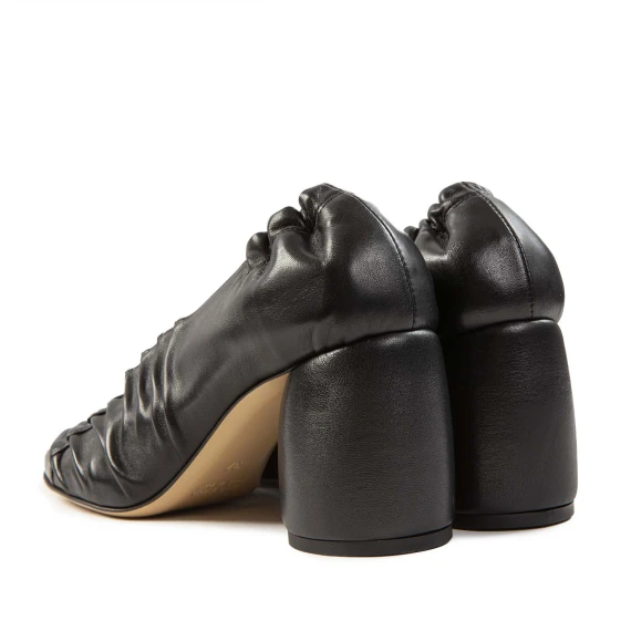 decollete in pelle nera