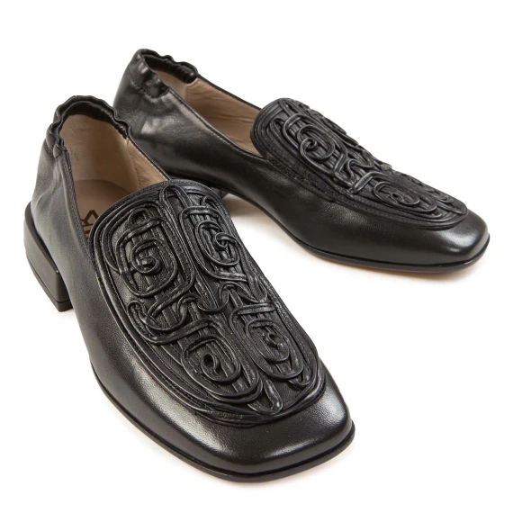 mocassini con ricamo in pelle nera