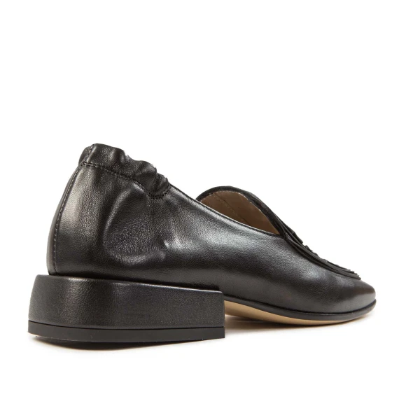 mocassini con ricamo in pelle nera