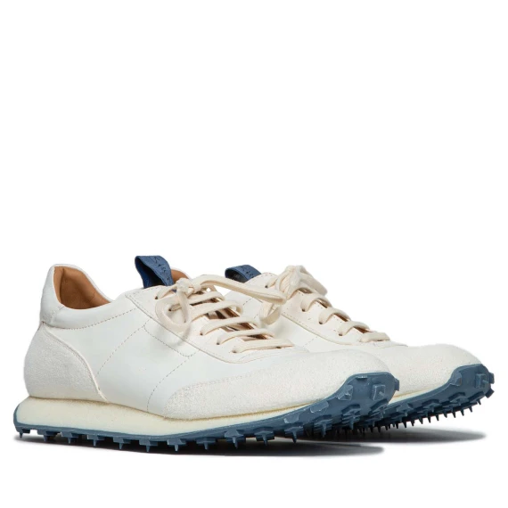 sneakers in pelle bianca con fondo azzurro