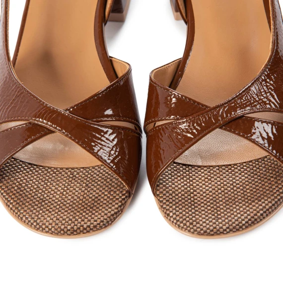 sandali asimmetrici vernice marrone